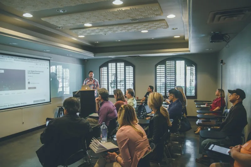 Session de formation web avec formateur et participants